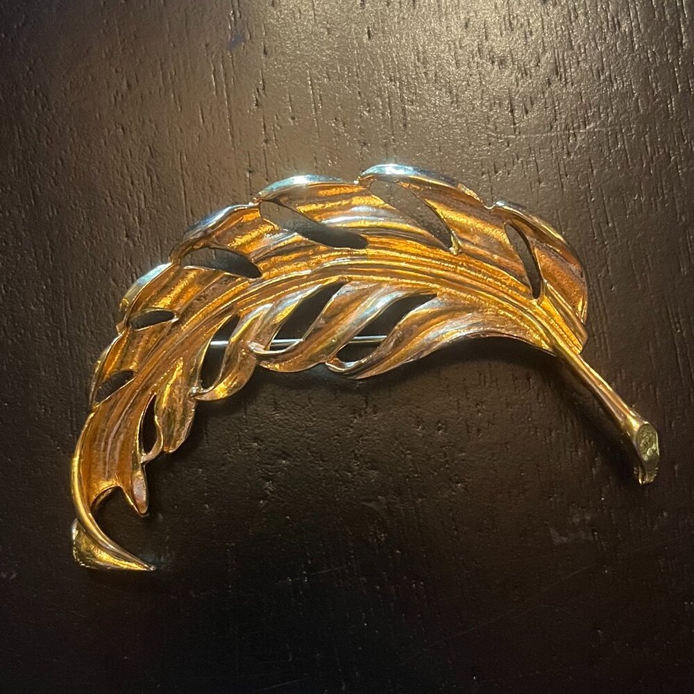 Vintage Gold Tone Twisted Leaf Design Brooch